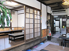 店内:小上がりとテーブル@うどん・喜良久(きらく)・春日