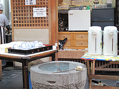 店内:セルフのお茶と手水@川端ぜんざい・博多川端商店街
