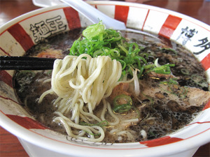 15黒ラーメン604円@博多麺王