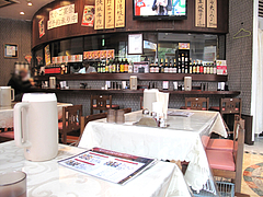 店内:カウンターとテーブル席@点心楼・台北・薬院店