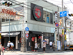 外観:並びは一蘭・西新商店街店@博多ラーメンはかたや・西新店