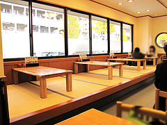店内:テーブルと小上がり@長住うどん