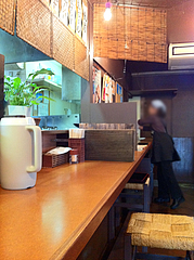 店内:カウンター@らーめん・麺屋・遊楽