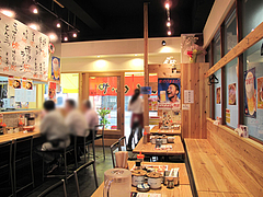 2店内:カウンター・テーブル@ラーメン・めんくいや・博多駅東店