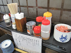 19店内:卓上@博多ラーメンしばらく祇園店
