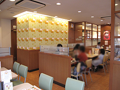 店内:禁煙席36席・喫煙席17席@ミスタードーナツ福岡長丘店