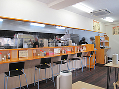 3店内:カウンターとテーブル席@ラーメン・長浜ナンバーワン長浜店