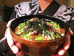 料理:もつ丼の大きさ@柳橋もつ元柳橋連合市場・福岡