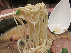 料理:白龍ラーメンの中細麺@黒龍らーめん・博多区千代