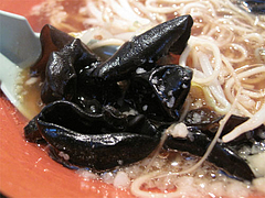 料理:醤油ラーメンのキクラゲ@中華そば行徳家・野間