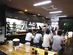 店内:カウンター席とテーブル席@うどん研究所・麺喰道・七隈