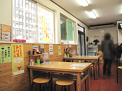 店内:テーブル席@ラーメンやまもと春日本店