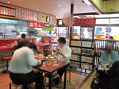 3店内:カウンター・テーブル・小上がり@長浜ラーメン・長浜御殿・住吉店