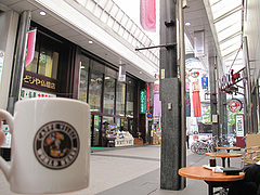 25外観:みどりや仏壇店・川端商店街@屋台KENZO Cafe(ケンゾーカフェ)・きたなトラン