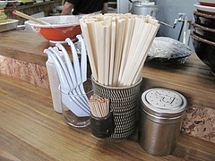 店内:卓上@本格豚骨ラーメン・ばかうま・三角市場