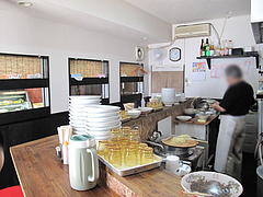 店内:カウンター席のみ@本格豚骨ラーメン・ばかうま・三角市場