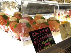 料理:丸ごと桃ケーキ桃香598円:住吉ロール@パティスリー・ロディアル