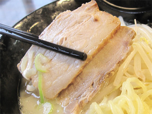 16豚骨ラーメン肉@溢香園(いこうえん)