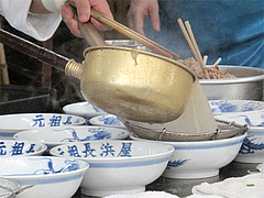 店内:スープ入ります。@ラーメン元祖長浜屋