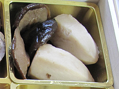 料理:海老いも・椎茸旨煮@2011セントラルホテル福岡お節(おせち)・一の重