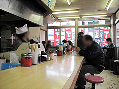 店内:カウンター席とテーブル席@博多ラーメンはかたや百年橋店
