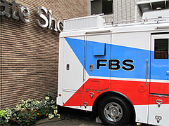 外観:FBSロケ車とテレビ取材@チョコレートショップ・博多区