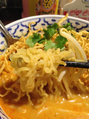 8茹で麺とモヤシ@ガムランディー