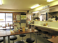 3店内:カウンターとテーブル@ラーメン・長浜将軍・東光店