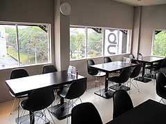 店内:テーブル席とカウンター席@ドッグカフェレストラン・ワンパーク大濠店