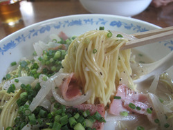 12オニオンベーコンスパイシー麺メン@らさろ亭