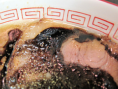 料理:黒ラーメンのスープ@琉王・ラーメン・大橋