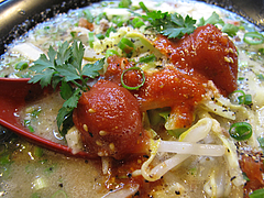 料理:白豚骨ラーメンスープ表面@拉麺空海・雑餉隈駅前店