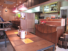 店内:テーブルとカウンター@ラーメン仮面55・薬院