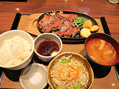 料理:ビーフステーキ定食890円@やよい軒・天神2丁目店