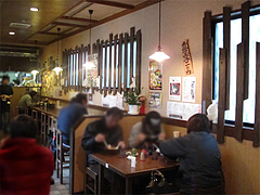 3店内:カウンターとテーブル@ラーメンTAIZO(タイゾー)那珂川店