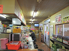 3店内:カウンター@一心亭・干隈店