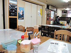 店内:テーブル席・カウンター・座敷@ラーメン居酒屋赤のれん&とん吉・箱崎