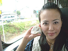 汽車の中で、梅ヶ枝餅を食べよう。