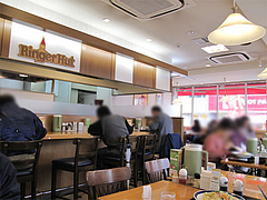 店内:カウンターとテーブル席@リンガーハット福岡大橋店