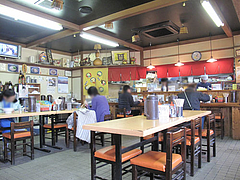 3店内:カウンター・テーブル・小上がり@ラーメン処・西谷家・野方本店