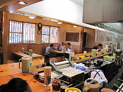 店内:カウンターと小上がり@葉隠うどん・博多駅南