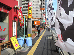 17外観:隣はロイヤルホスト@元祖久留米豚骨ラーメン・福ヤ・薬院大通り店