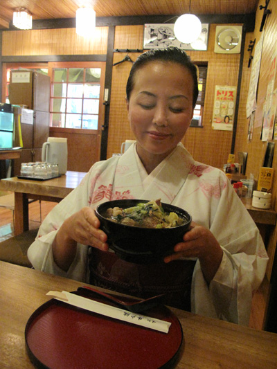 博多おんな節 博多川端商店街で水炊きラーメン もつ鍋ラーメンランチ 味処井戸端