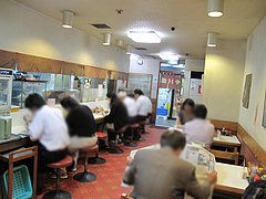 5店内:カウンターとテーブル@赤坂十八番