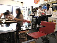 店内:2人用のテーブルが6〜7卓@生パスタOOIWA(オオイワ)・平尾