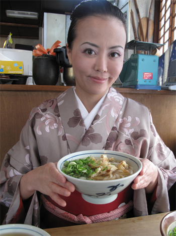 博多おんな節 意外に美味しかった博多うどん かろのうろん
