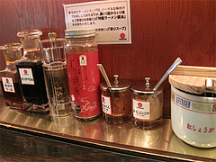 店内:卓上@久留米大砲ラーメン天神今泉店