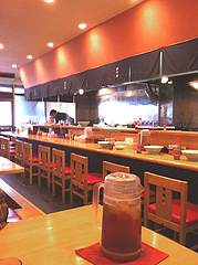 4店内:カウンターと小上がり@豚珍館