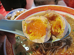 料理:赤ラーメン煮玉子@博多成金ラーメン