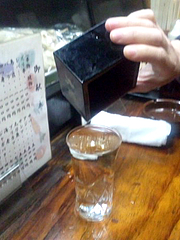 料理:コップ酒の正しい飲みかた@居酒屋・日本海・雑餉隈(ざっしょのくま)